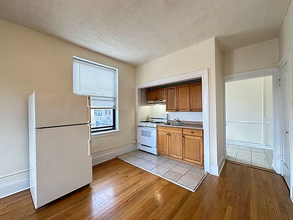 2nd image of 2737 N Spaulding Ave Unit 802