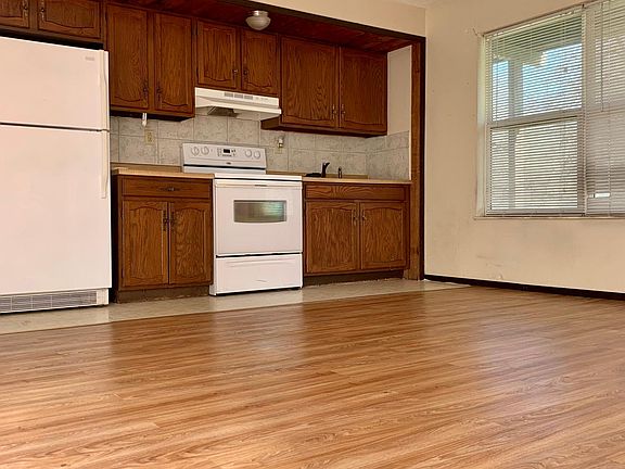 3rd image of 604 Dewey Ave #1