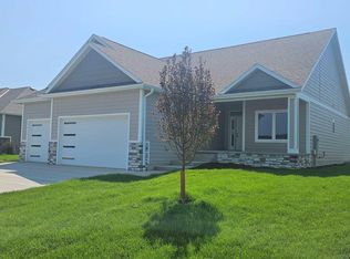902 S Cattail Ct, North Sioux City, SD 57049