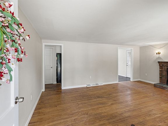 4th image of 90 Castlewood Cir