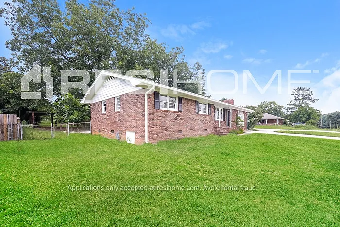 3 bed, 1.5 bath, 1464 sqft, $1,525 — Photo 2