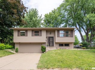 1800 Sutton Pl, Bettendorf, IA