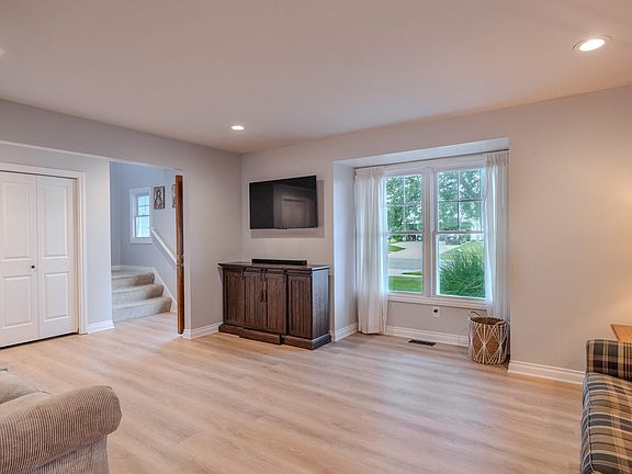 5th image of 325 Creekside Dr