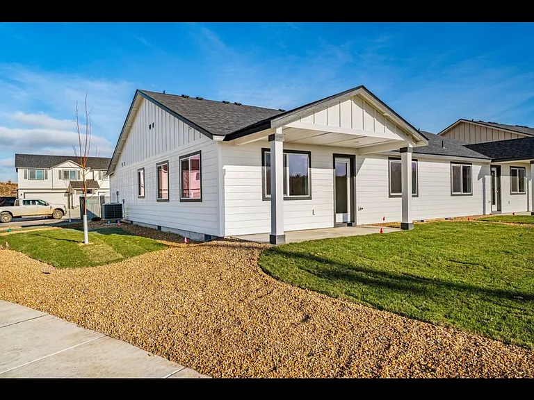 925 SE Starview Ave — Photo 2