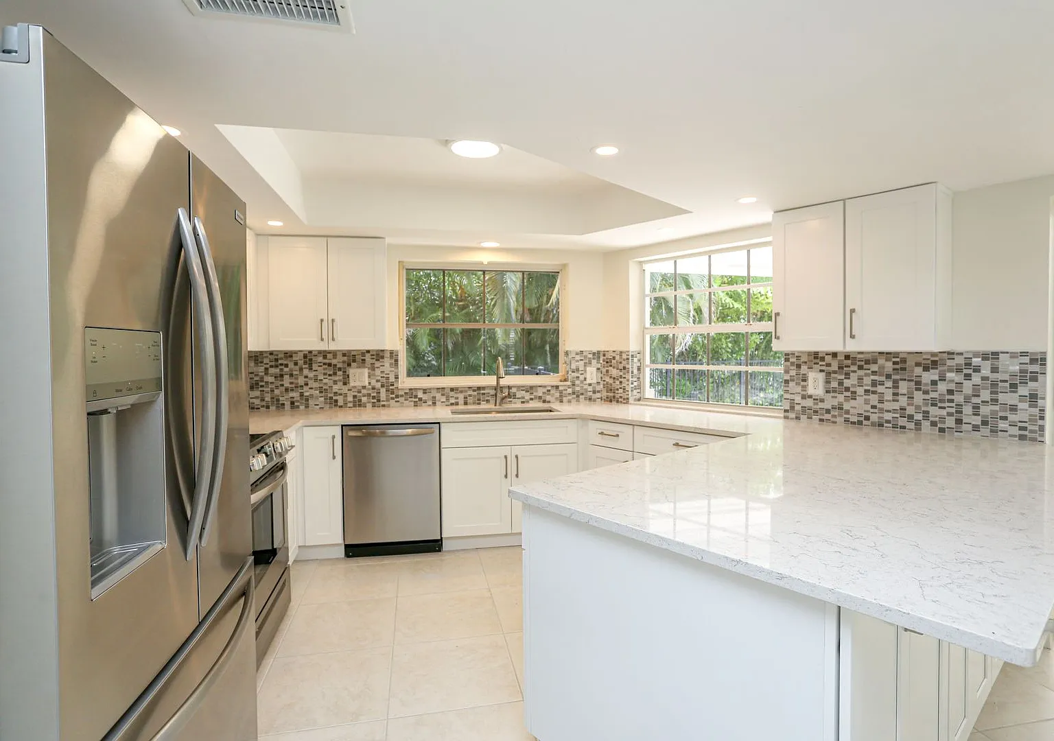 ** Luxury Park Shore Stunning Fully Remodeled Modern Unfurnished 3/2 Private Large Patio Home Wit... — Photo 4