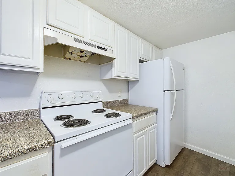 2124 Burton Dr — Photo 10