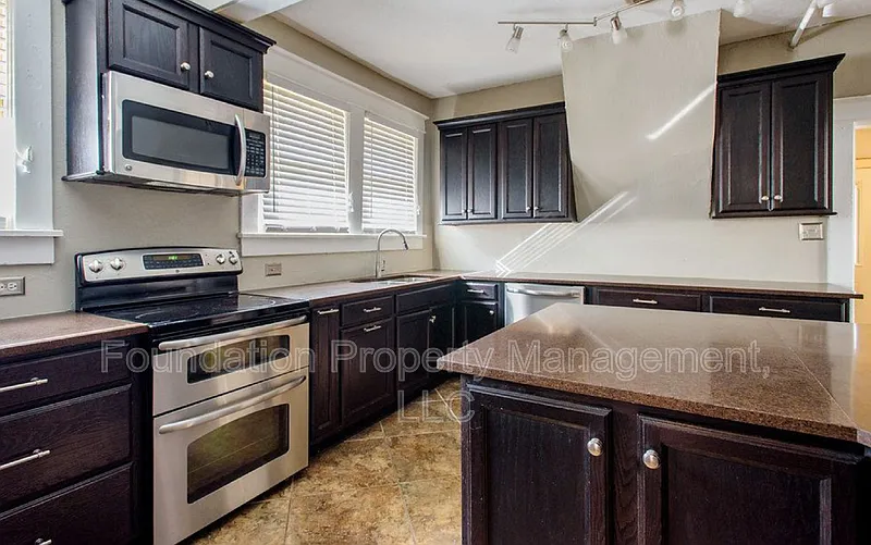 4 bed, 2.0 bath, 2210 sqft, $1,625 — Photo 3