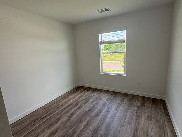201 NW Granny Smith St — Photo 10