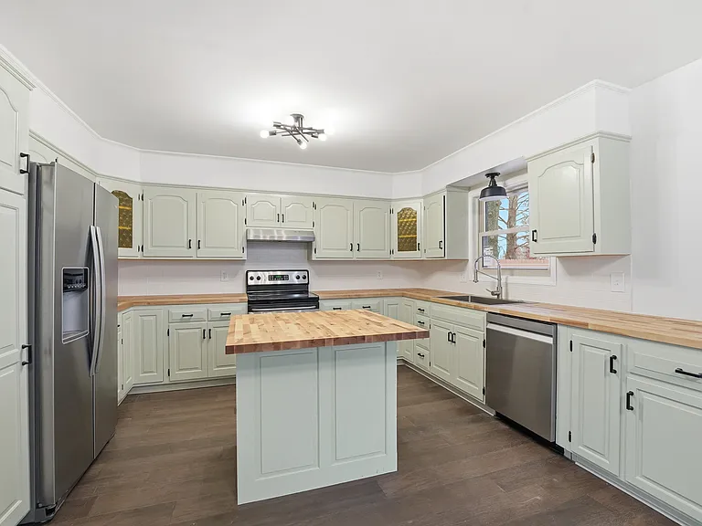 18377 Pleasant View Dr — Photo 1