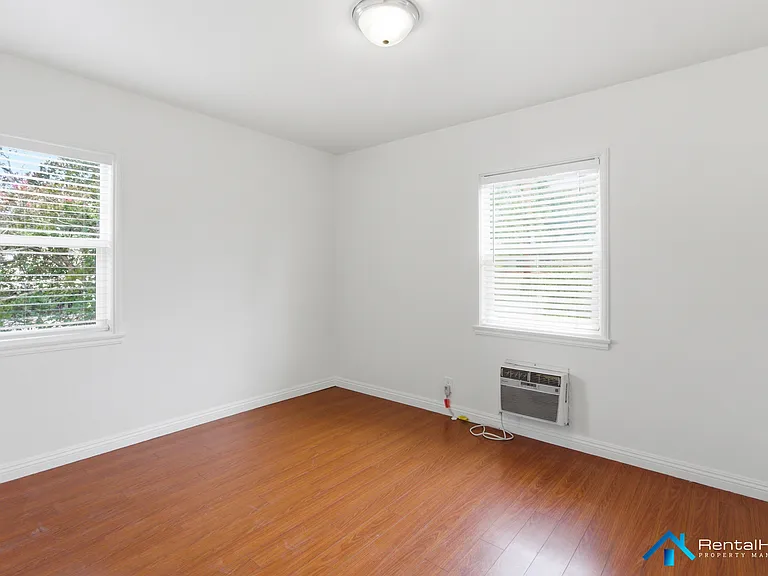 11555 Burbank Blvd #6 — Photo 8