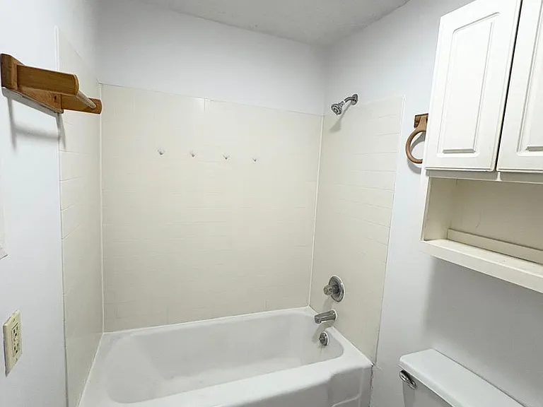 503 E Empire St — Photo 9