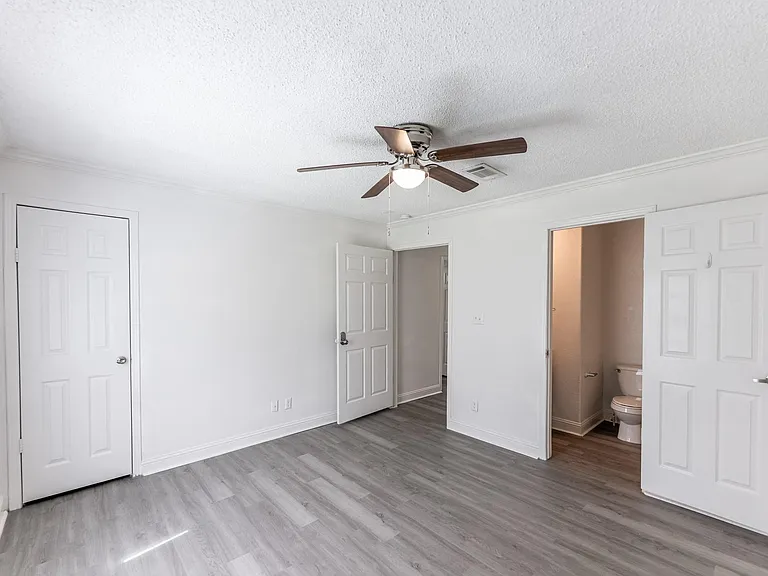 114 Varsity Dr — Photo 11