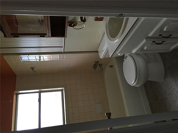 4th image of 605 Sunset Dr
