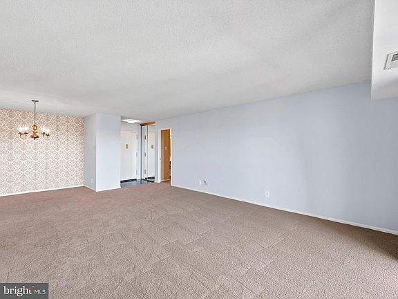 5th image of 307 Yoakum Pkwy APT 1803