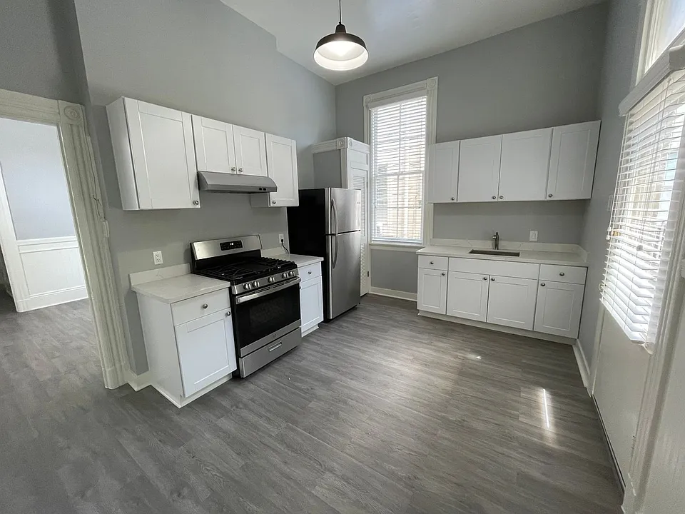 1927-1933 Greenwich St #5895R