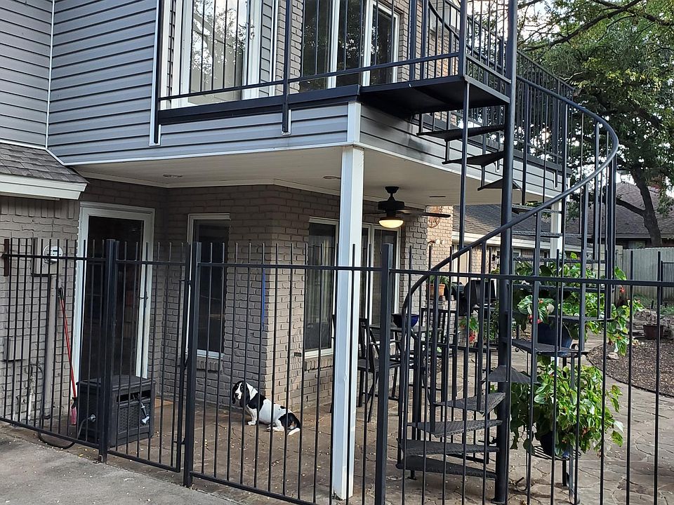 Exterior balcony & spiral staircase access