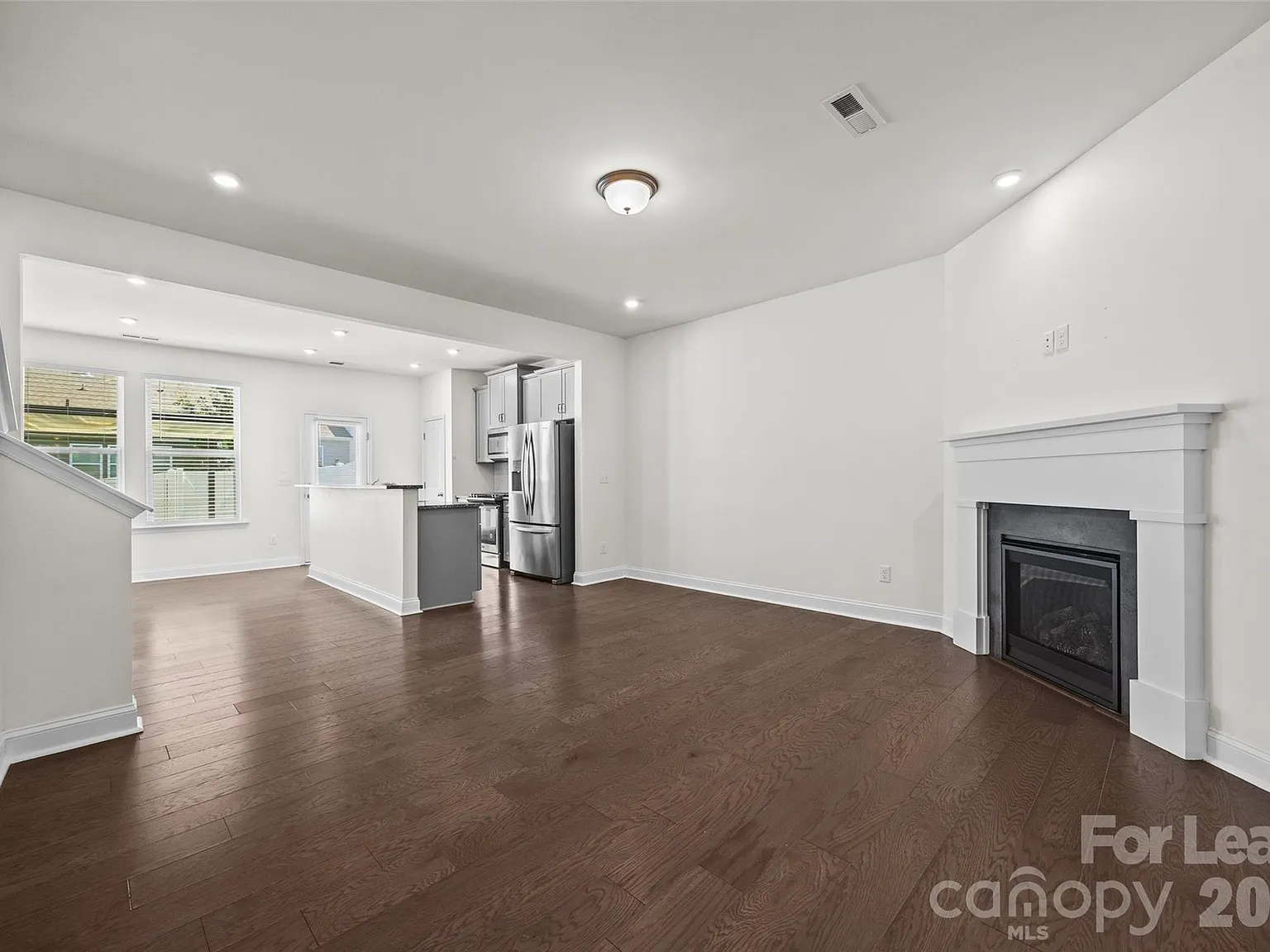 3 bed, 2.5 bath, 1713 sqft, $2,400 — Photo 4