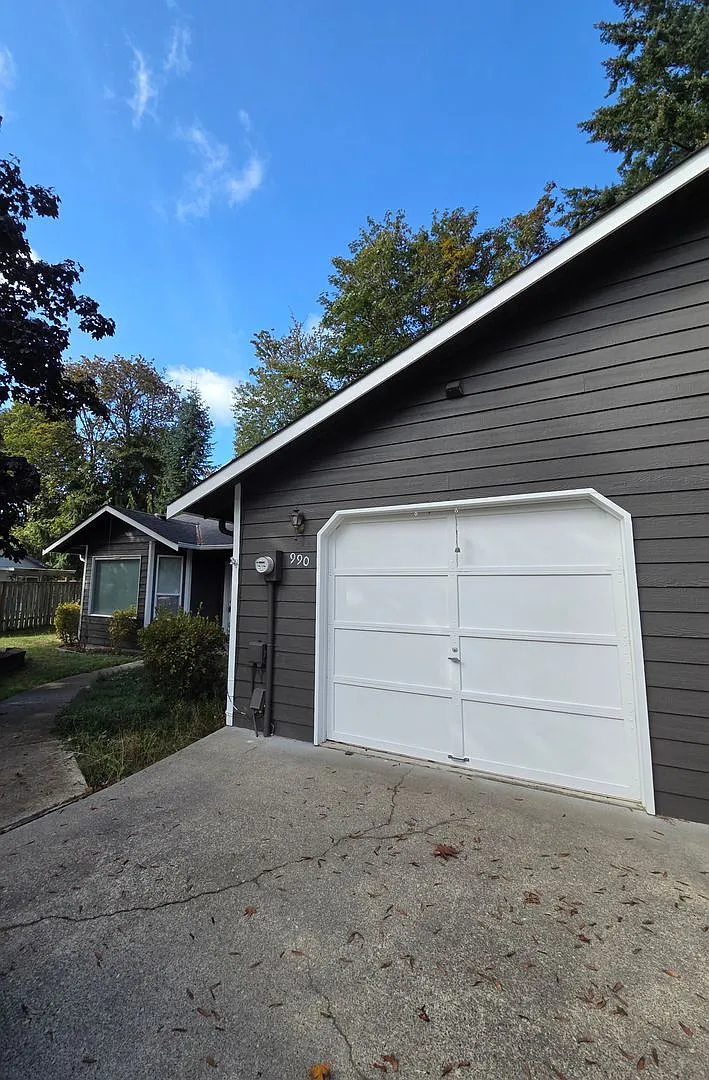 Three-Bedroom Duplex in Port Orchard! New Carpet & Paint! Available Now! — Photo 3