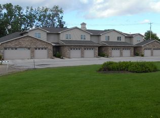 Royal Crest Cir, Green Bay, WI 54311