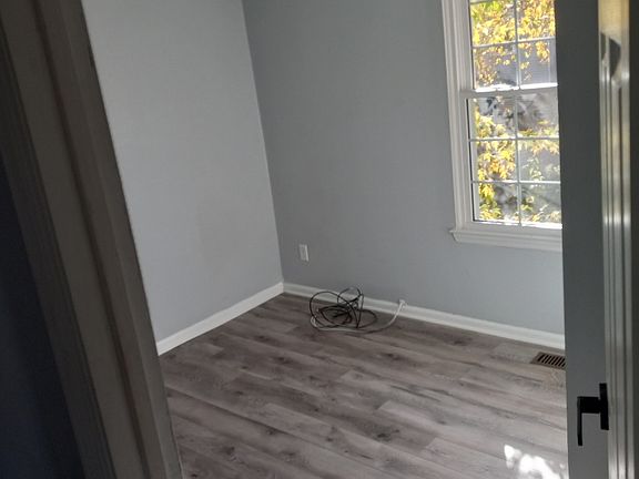 5th image of 68 Vanderbilt Ct