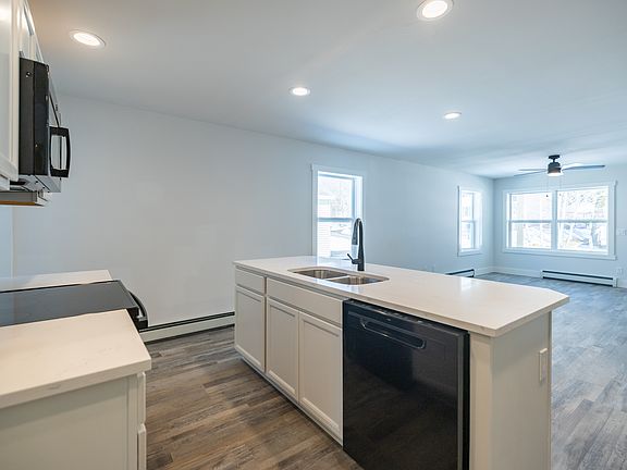 5th image of 17 Streamside Dr