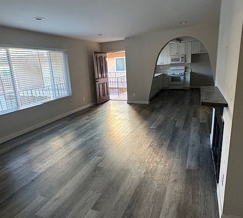 4th image of 4625-1 Sylmar Ave #202