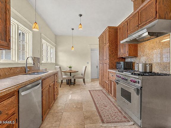 5th image of 211 E Elm Ave