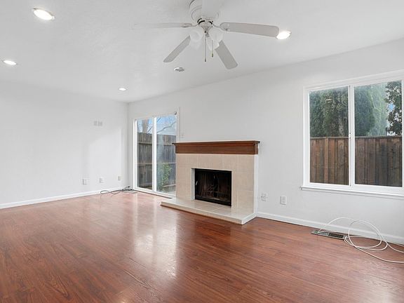 4th image of 161 Edgewater Pl