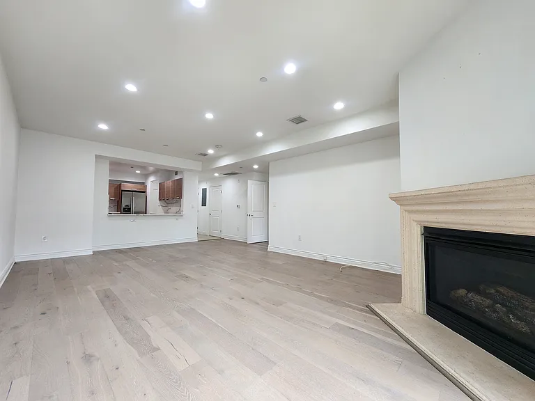 147 S Doheny Dr #102 — Photo 14