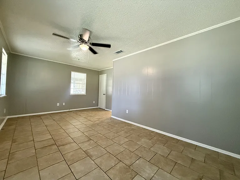 1015 W Ashley St — Photo 3