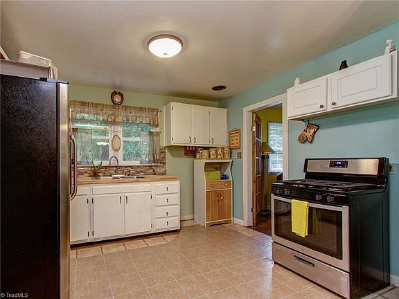 4th image of 2307 Golden Gate Dr