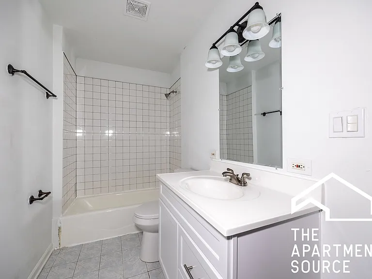 1015 N La Salle Dr #1F — Photo 6