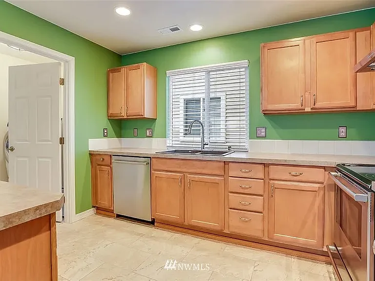 1295 Hudson St — Photo 6