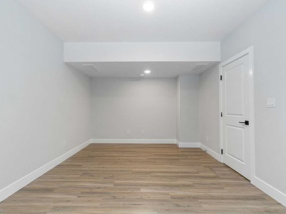 3rd image of 28 Meadowview Dr