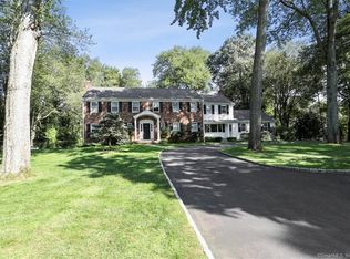 33 Woodridge Dr, New Canaan, CT 06840