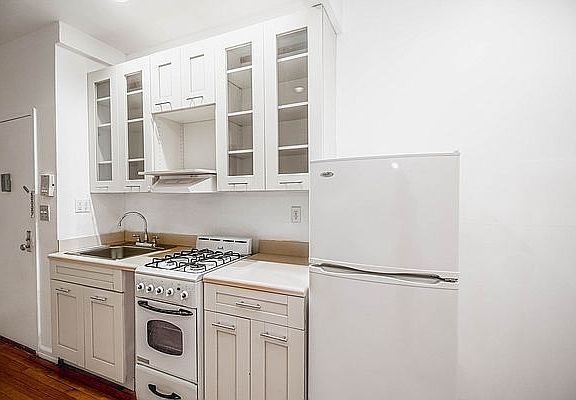 3rd image of 436 W 49th St APT 3RW