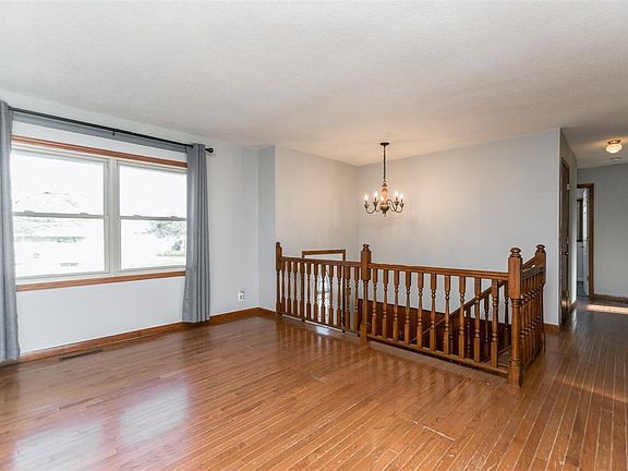 3rd image of 6609 Kelburn Ln NE