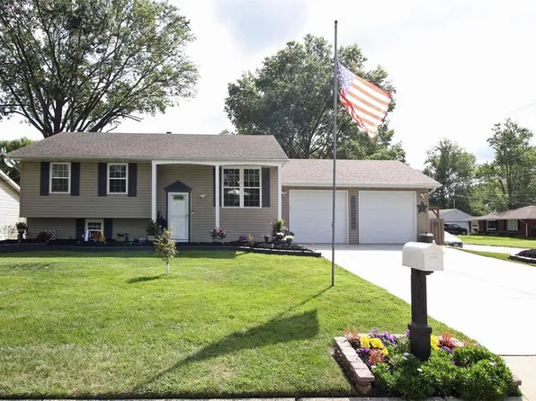 200 Saint Thomas Dr, Godfrey, IL 62035