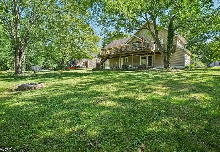 195 Chaucer Dr — Photo 3