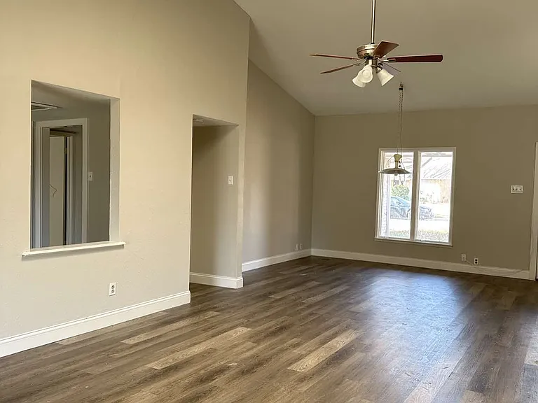 422 Woodmere Dr — Photo 3