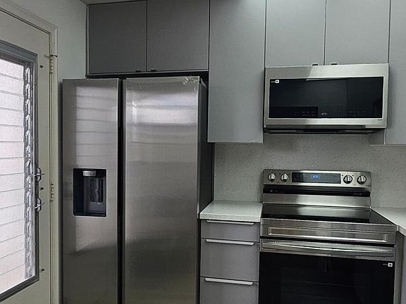 3rd image of 421 NE 14th Avenue #302