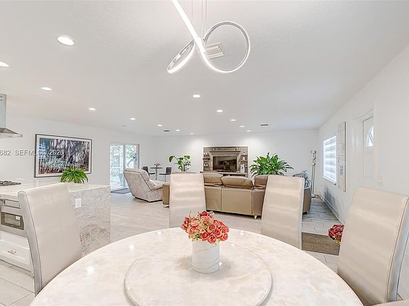 4th image of 369 Caloosa Dr