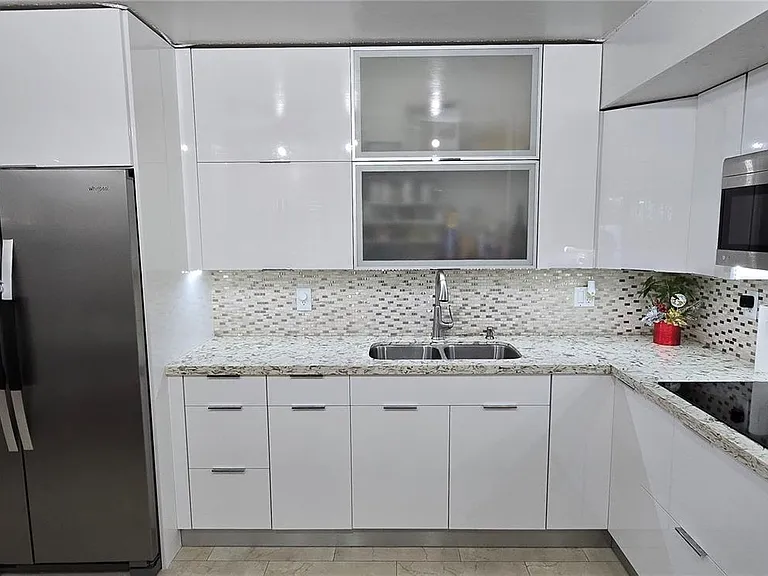 1345 W 41st St #6 — Photo 11