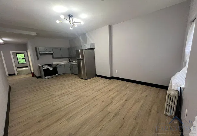3 bed, 900 sqft, $3,000 — Photo 4