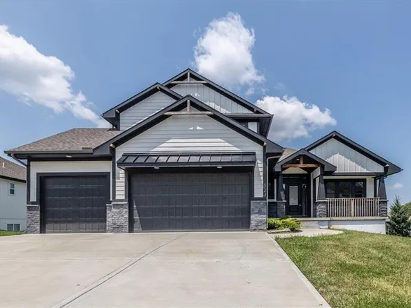 524 NE Legacy View Dr, Lees Summit, MO 64086