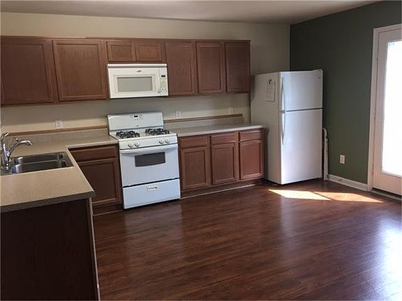 4th image of 215 Silky Leaf Dr