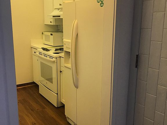 5th image of 646 Olde Camelot Cir