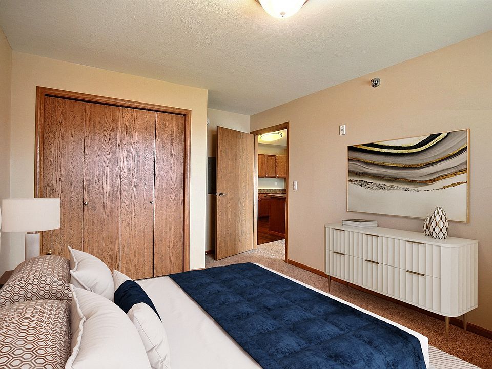 Fargo, ND Wolf Creek Apartments | Bedroom