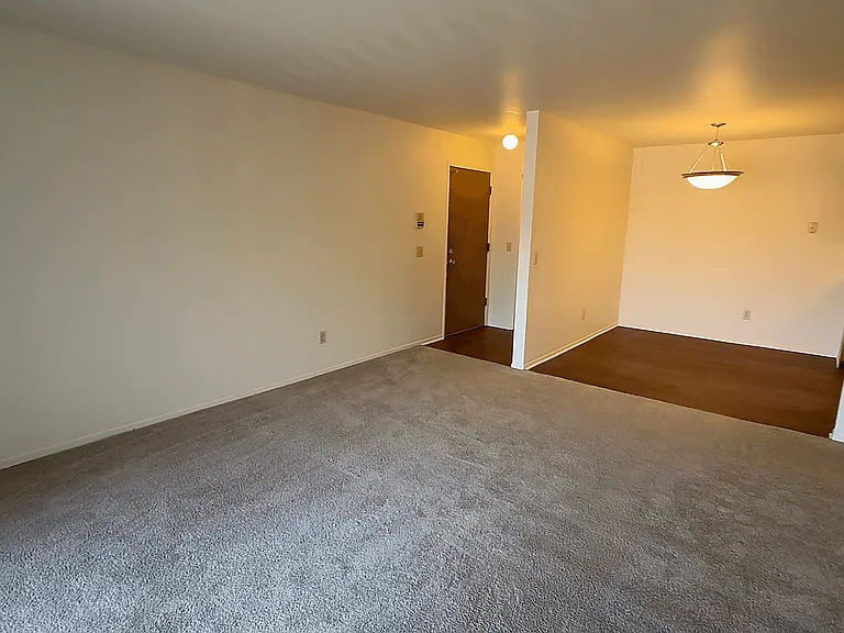 Lakeside Village Apartments — Photo 130