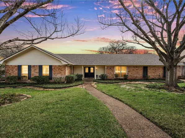 8210 Woodcreek Dr, Woodway, TX 76712